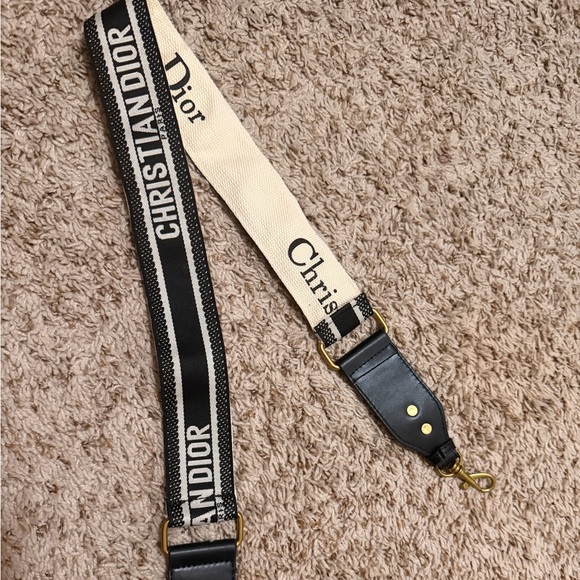 Fashion Inspired shoulder bag w/strap - Picture 5 of 7